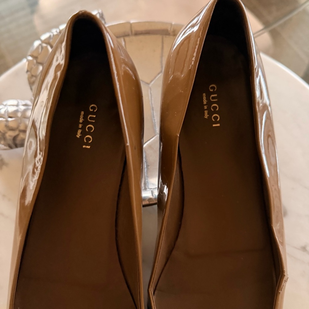 Gucci Tan Patent Leather Loafers with Gold Accents Size EU 41 Like New - Picture 9 of 12